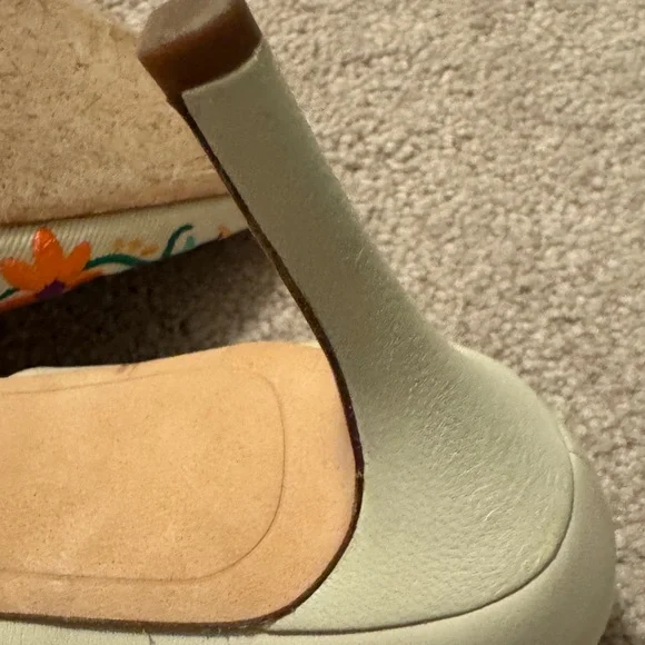 Sam Edelman Women's Embroidered Floral Heels - Cream Size 8. - Picture 6 of 6